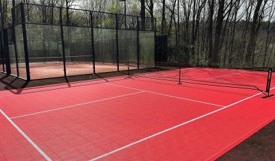 Roter Pickleball-Platz
