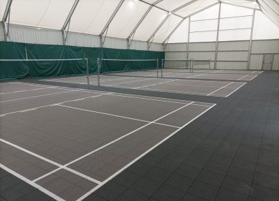 Pickleballplatz in einem Badmintonverein